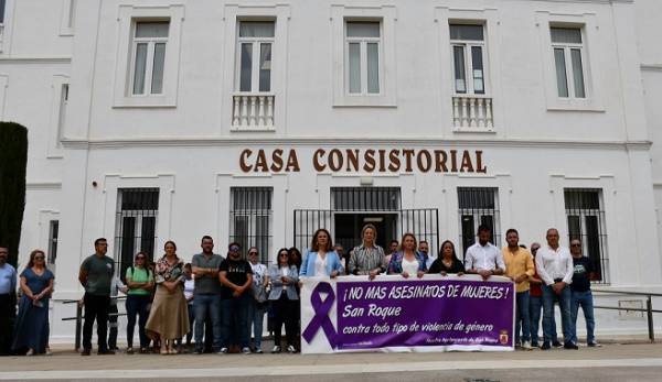 Concentración en el Ayuntamiento de San Roque contra la violencia de género