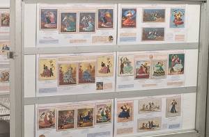 Exposición de postales bordadas en la oficina principal de Correos de Málaga
