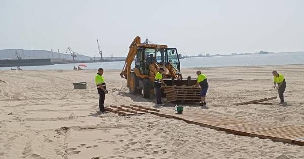 El Ayuntamiento de Los Barrios ultima los trabajos de equipamiento en la playa de Palmones para el inicio de la temporada el 15 de junio