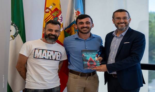 El alcalde de La Línea recibe a Denis Pérez tras la publicación de su novela, “El tesoro de las Bermudas”