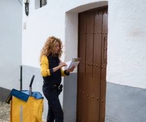 Los carteros y carteras rurales de Correos siguen ofreciendo una amplia gama de servicios en los domicilios de Andalucía