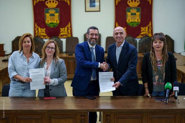 Ayuntamiento de La Línea y Fundación Cepsa firman convenios para el desarrollo de programas de Asuntos Sociales y Medio Ambiente