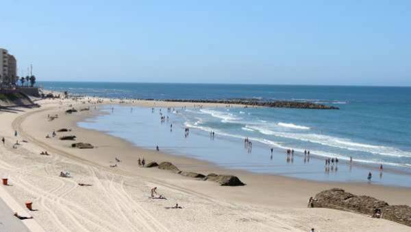 Las aguas de baño de las playas gaditanas se mantienen con niveles de calidad adecuados