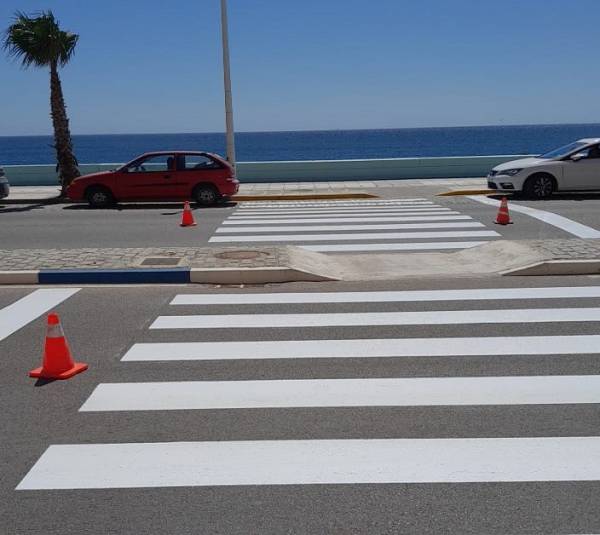 Movilidad Urbana de La Línea confirma la finalización de los trabajos de pintado y reposición de señales en el paseo marítimo