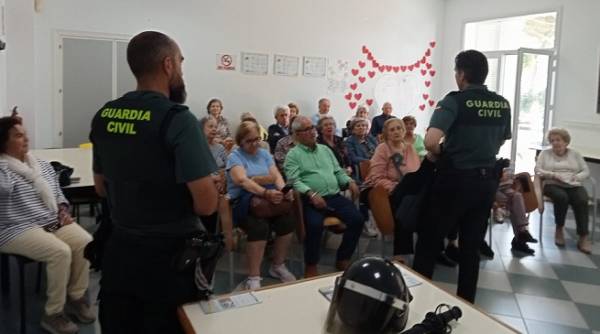 Guardias Civiles continúan impartiendo charlas sobre seguridad a mayores en San Roque