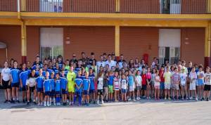 El alcalde de La Línea visitó el campus de fútbol que la Real Balompédica Linense desarrolla en el colegio San Juan Bosco