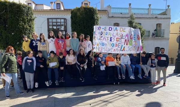 Escolares del municipio de Los Barrios celebran un año más el Día de la Paz en la Plaza de la Iglesia