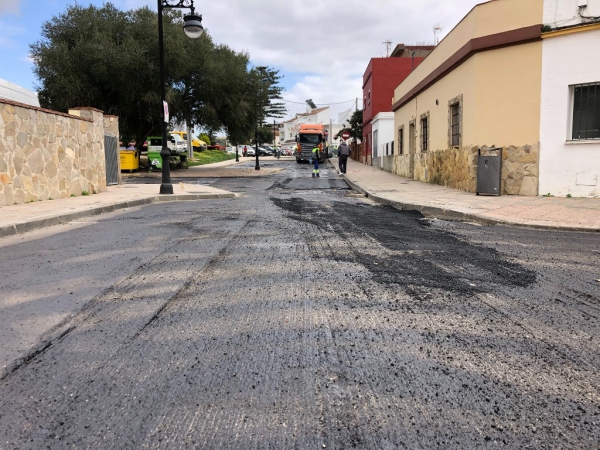 Avanzan las obras de asfaltado de la avenida Juan Rodríguez, una de las vías principales de Los Barrios