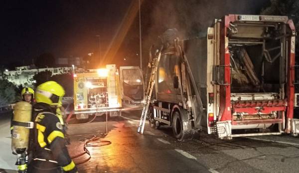 Bomberos intervienen en el incendio de un camión de Arcgisa en San Roque