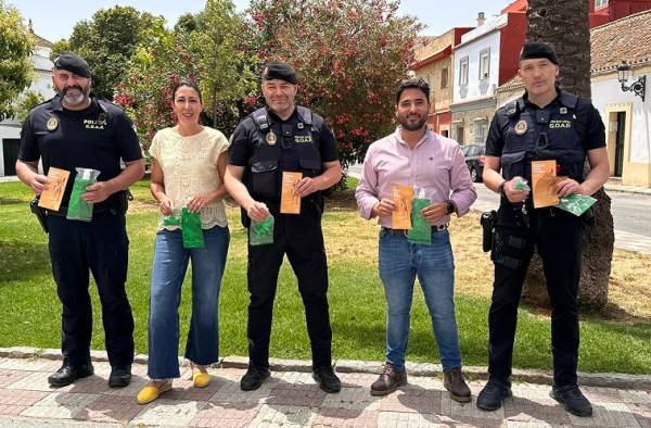 El GOAP de la Policía Local de Los Barrios se une a la campaña para concienciar a los propietarios de perros en recoger los excrementos en calles y parques