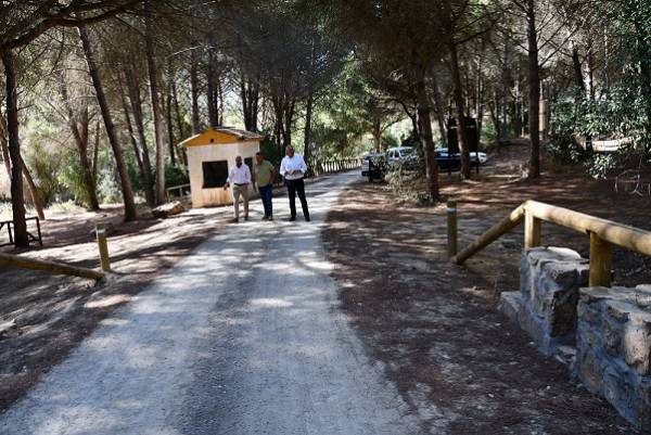 El alcalde de San Roque comprueba las mejoras que se han llevado a cabo en el Camino Público del Pinar del Rey