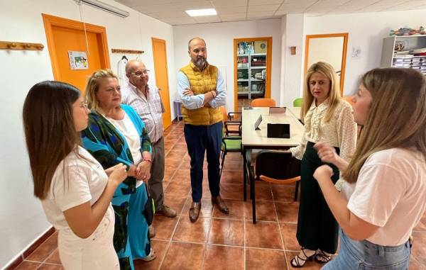Visita municipal a la sede de la Asociación de Alzheimer Barreño para conocer las mejoras realizadas por el Ayuntamiento