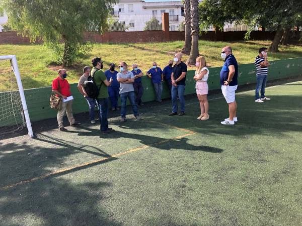Visita técnica para ultimar el comienzo de las obras de renovación del césped artificial del campo de fútbol 7 del complejo polideportivo San Rafael