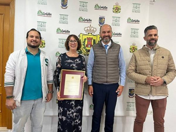 El Ayuntamiento de Los Barrios homenajea a María Antonia Jiménez Correro, personal del CEIP ‘Maestro Juan González’, por su reciente jubilación