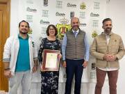 El Ayuntamiento de Los Barrios homenajea a María Antonia Jiménez Correro, personal del CEIP ‘Maestro Juan González’, por su reciente jubilación