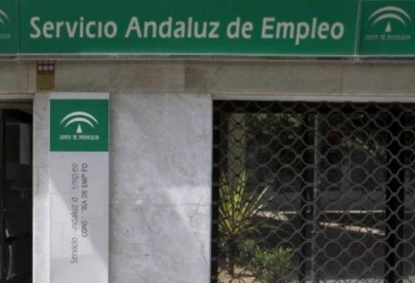 El paro desciende en Cádiz en 1.872 personas, nueve de cada diez del sector servicios